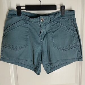 WOMANS SUPPLIES WOMANS GREEN-BLUE SHORTS SIZE 10 (30 INCH WAIST)